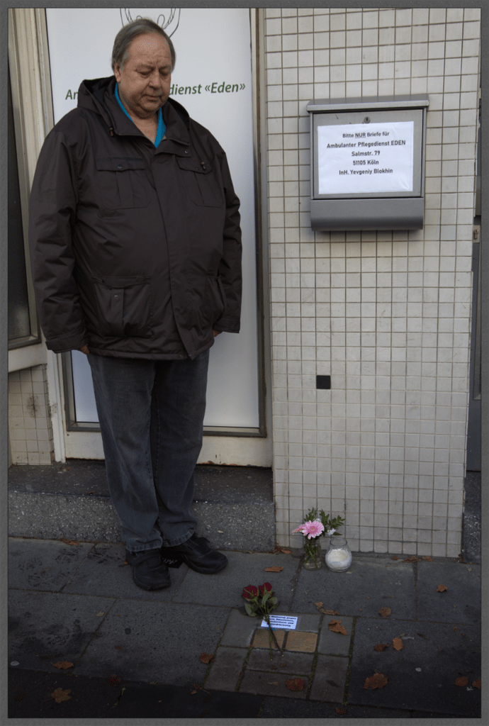 Ein Mann steht vor einem Gebäude am Gedenktag zum 09. November.